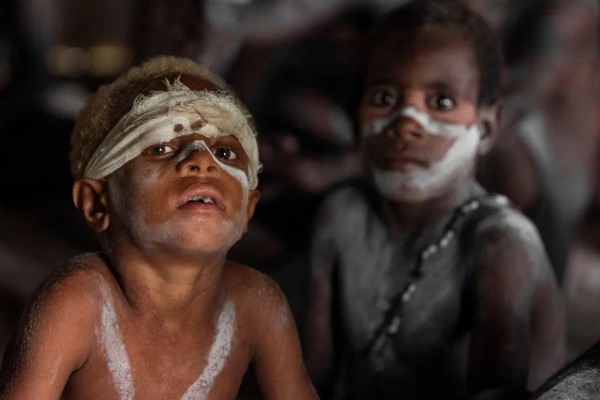 Племя людоедов изнутри: каннибалы из Новой Гвинеи, которые съели Рокфеллера 60 лет назад