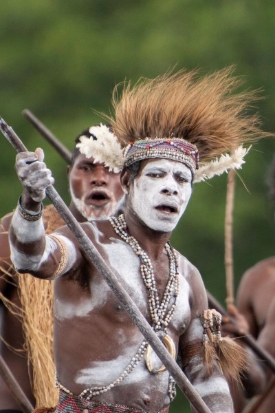 Племя людоедов изнутри: каннибалы из Новой Гвинеи, которые съели Рокфеллера 60 лет назад