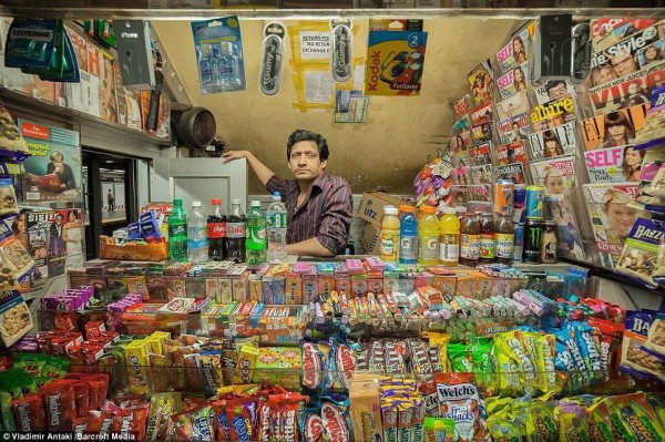 Канадский фотограф Владимир Антаки изучает таинственную жизнь владельцев магазинов