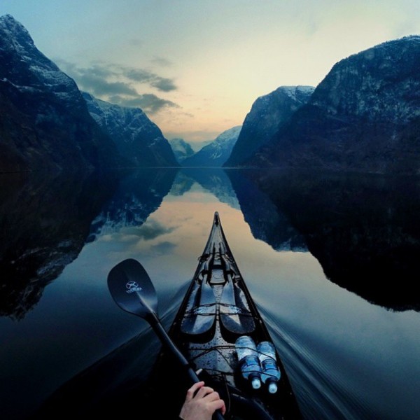 Каякер делает потрясающие фотографии норвежских фьордов и публикует их в Instagram
