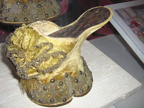 Жутко неудобная обувь средневековых женщин