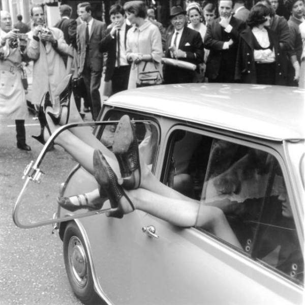 В 1966 году 15 британок поместились в автомобиле Mini и установили мировой рекорд (9 фото)