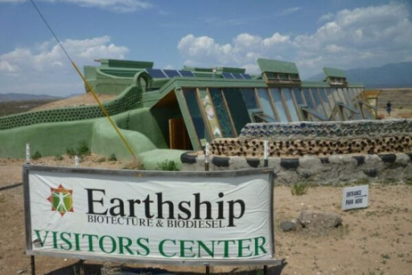 Коммуна Earthships — город экологически чистого жилья из вторсырья (16 фото)