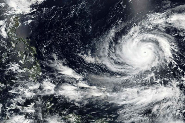 Мощнейший за 20 лет тайфун приближается к США