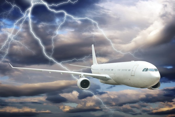 Что будет, если в самолет попадет молния?