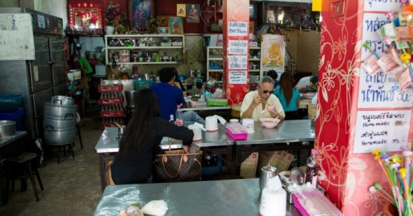 В ресторане Бангкока подают рагу, которое варится уже больше 45 лет
