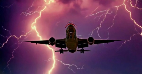 Что будет, если в самолет попадет молния?